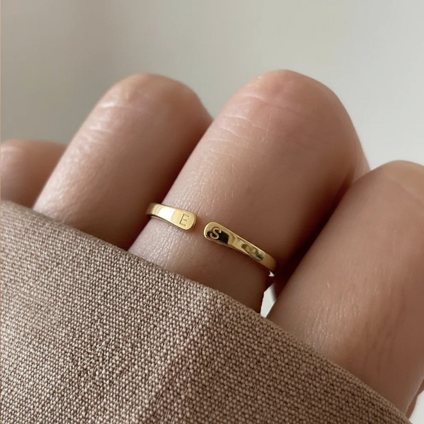 Anillo Ajustable con Inicial Whisper