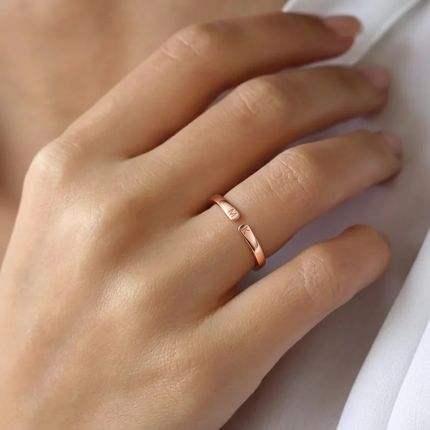 Anillo Ajustable con Inicial Whisper